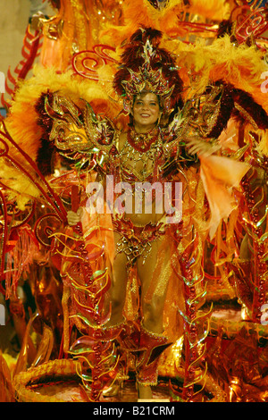 Tänzerin in einem aufwendigen Feuer Kostüm, Karneval in Rio, Rio De Janeiro, Brasilien Stockfoto