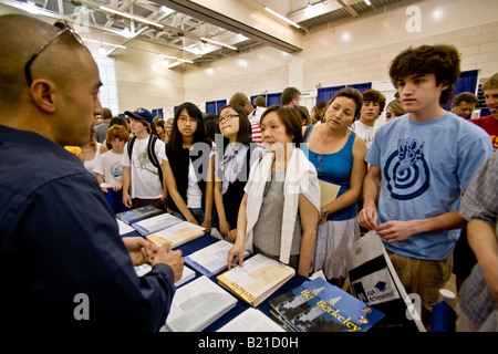 Vertreter von der University of California in Berkeley beraten Schülerinnen und Schüler und ihre Eltern am College Messe in LA Stockfoto