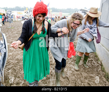 Passanten In Schlamm Glastonbury Festival Pilton UK Somerest Europa Stockfoto