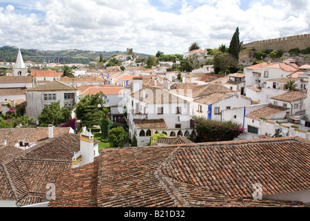 Auf der Dachterrasse Blick von Obidos die Befestigungsanlagen der Burg. Óbidos ist eine sehr gut erhaltene mittelalterliche Stadt noch innerhalb der Mauern des Schlosses Stockfoto