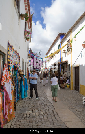 Direita Street (Rua Direita), die Hauptstraße von Obidos während des mittelalterlichen Marktes. Sehr gut erhaltene mittelalterliche Stadt. Stockfoto