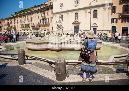 Ein Tourist in einem bunten Outfit fotografiert am Piazza Navona Stockfoto