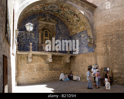 Stadt Tor Obidos in portugiesischer Sprache namens "Porta da Vila". Die wichtigsten Eingang in die Stadt und durch die Burgmauern gemacht. Stockfoto