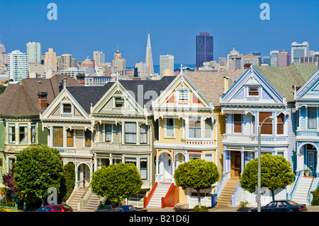 San Francisco, Kalifornien. Die "Painted Ladies" viktorianische Häuser am "Alamo Square" mit der Skyline von San Francisco. Stockfoto