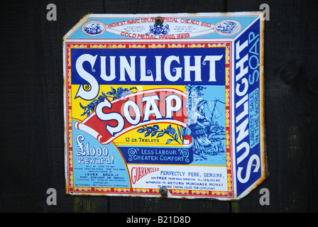 Old Sunlight Soap Schild, Alresford Railway Station, Mid Hants Watercress Railway, New Alresford, Hampshire, England Vereinigtes Königreich Stockfoto