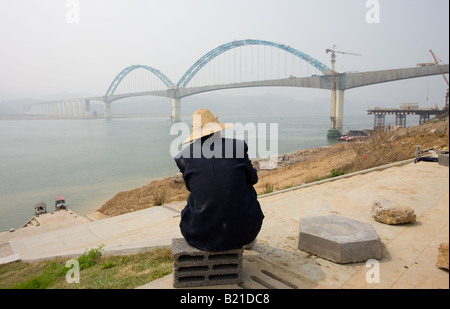 Mann-Bau einer Eisenbahnbrücke in Yichang China Uhren Stockfoto