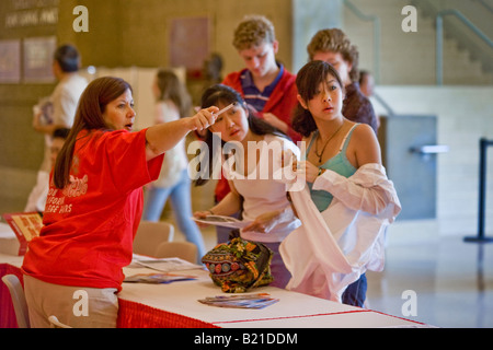 Ratsuchende auf dem College High School zu besuchen Schüler und Eltern an einem College in Los Angeles Kalifornien fairen-in Check Stockfoto