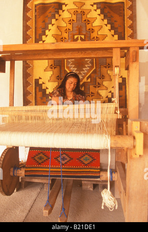 Frau spinnt Wolle Teppiche auf einem großen Webstuhl-Shop von Manuel Montano Sanchez Teotitlan de Valle Oaxaca Mexico Stockfoto