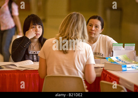 Ratsuchende auf dem College High School zu besuchen Schüler und Eltern an einem College in Los Angeles Kalifornien fairen-in Check Stockfoto