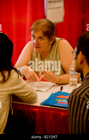 Eine animierte Berater berät Schülerinnen und Schüler auf einer College-Messe in Los Angeles Stockfoto