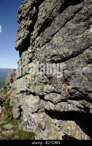 Wanderer erklimmen Caps Ridge Trail in den Sommermonaten befindet sich in den White Mountains New Hampshire USA Stockfoto