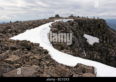 Wanderer auf dem Gipfel des Ben Nevis Stockfoto