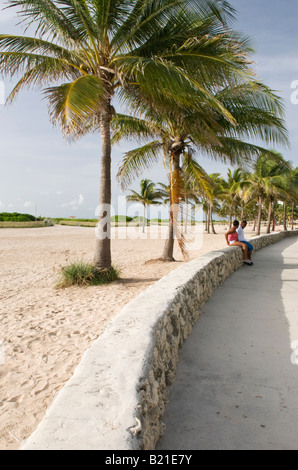 Paar entspannen unter Palmen im Lummus Park in South Beach Miami