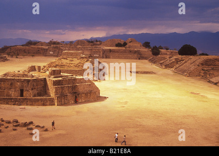 Regen Sturm über Gebäude H und der Norden Plattform Monte Alban archäologische Zone Oaxaca Mexico Stockfoto