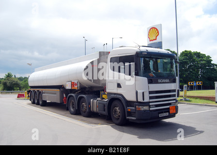 Shell-Tanker, Shell-Tankstelle, Nr.Hatfield, Hertfordshire, England, Vereinigtes Königreich Stockfoto