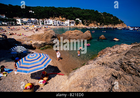 Strand und Sonnenschutz in Llafranc Calella de Palafrugell Costa Brava Catalonia Spanien Stockfoto