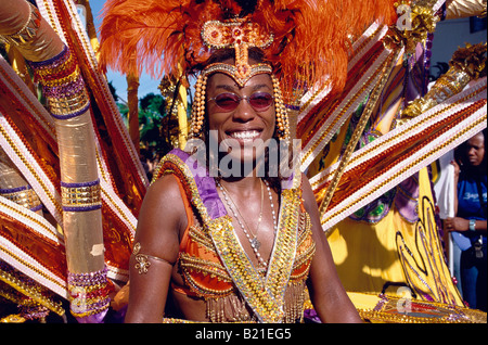 Frau im Kostüm tanzen an Fasching Karneval Port Of Spain Trinidad Stockfoto