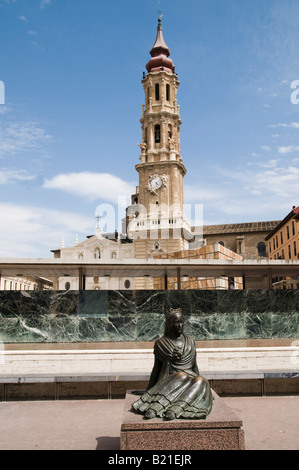 Blick auf den Turm der Kathedrale Seo aus "La Plaza del Pilar" Stockfoto