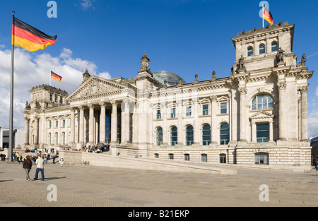 Ein 3 Bild Stich Panoramasicht auf den Reichstag (deutsche Parlament bauen) und Touristen an einem sonnigen Tag. Stockfoto