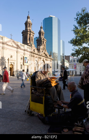 Südamerika Chile Santiago Kathedrale Metropolitana und moderne Bürogebäude in Plaza de Armas Stockfoto