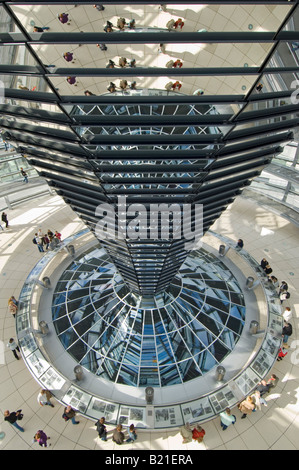 Eine Weitwinkelaufnahme des Touristen in der Kuppel auf dem Reichstag - Gebäude des deutschen Parlaments. Stockfoto