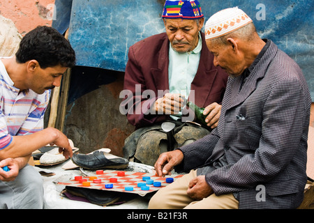 Marrakesch-Männer spielen Dame mit Kronkorken in der medina Stockfoto