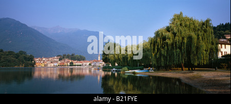 MERGOZZO DORF AN DER SPITZE DER MERGOZZO SEE MONT MASSOPE IM HINTERGRUND Stockfoto