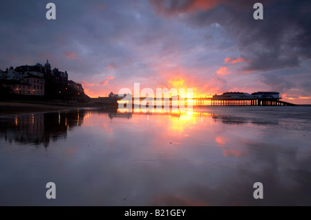 Cromer Pier bei Sonnenuntergang an der Küste von North Norfolk Stockfoto