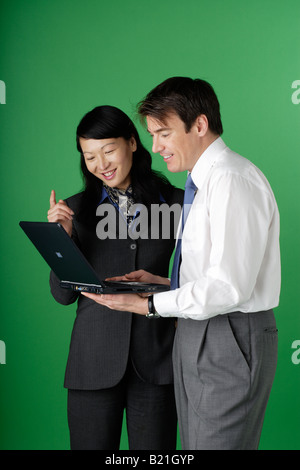 Mann und Frau in der Wirtschaft mit computer Stockfoto