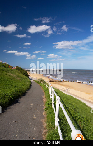 Rampe hinunter zum Strand Southwold & Pier an einem Sommertag an der Küste von Suffolk Stockfoto