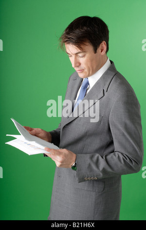 Junger Geschäftsmann im Anzug Stockfoto