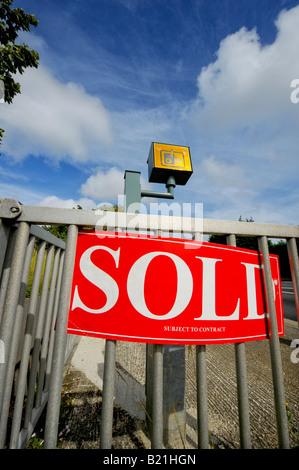 Ein unbeschwerter Streich: Ein Immobilienmakler verkaufte Karton und setzte eine Gatso-Sicherheitskamera in Worthing, West Sussex, Großbritannien, an Stockfoto