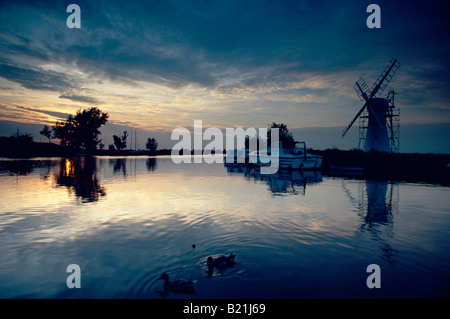 Freizeitboote am Kanal neben einem Thurne Windpumpe Norfolk Broads England Stockfoto