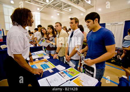 Ein Vertreter der Hochschule berät Schülerinnen und Schüler und ihre Eltern an einem College-Messe in Los Angeles Stockfoto