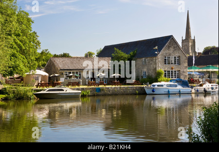 Das Riverside Inn, ein typisch englisches waterside Pub auf der Themse bei Lechlade, Gloucestershire, England, UK Stockfoto