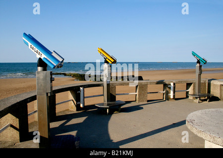 Fernglas auf die Reste bei Mulberry Harbour, Gold Strand, Arromanches, Nordfrankreich. Stockfoto