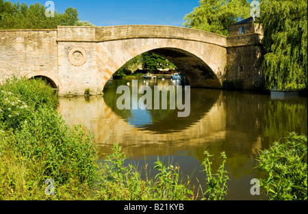 Halfpenny Bridge, eine alte Maut Brücke von Cotswold Stein über die Themse bei Lechlade, Gloucestershire, England, UK Stockfoto