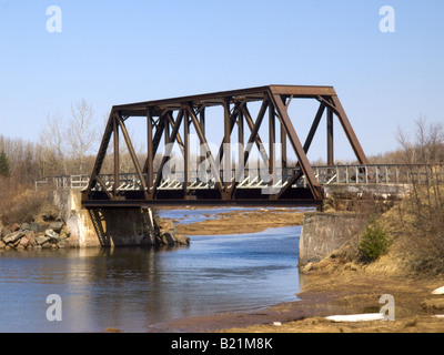 Stahl-Eisenbahnbrücke außerhalb Tatamagouche, Nova Scotia, Kanada. Nicht mehr in Gebrauch, ein Symbol einer vergangenen Epoche. Stockfoto