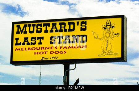 EINE ALTE ALTMODISCHE TRADITIONELLEN HOT-DOG-EMPORIUM KÄMPFT GEGEN FAST-FOOD-KETTEN IN MELBOURNE FLORIDA Stockfoto