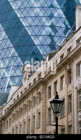 Die Gurke - atemberaubende HQ der Swiss Re in London kontrastiert sehr in Stil mit seinen eher traditionell gestylten Nachbarn. Stockfoto