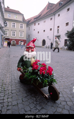 Gartenzwerg mit Schubkarre-Graz-Österreich-Europa Stockfoto