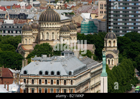 Statue auf The Freedom Monument und der Dom zu Riga Christus in Riga Lettland Baltikum Stockfoto