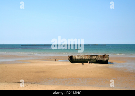 Reste von Mulberry Harbour, Gold Strand, Arromanches, Nord-Frankreich. Stockfoto