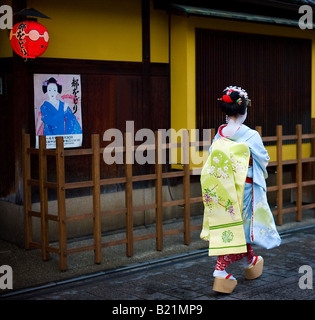 Geisha, die zu Fuß in den Straßen von Gion (Kyoto, Japan) Stockfoto
