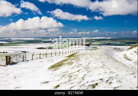 Schnee über die Marlborough Downs in Wiltshire, England, Vereinigtes Königreich, ein Bollwerk in Liddington Castle, eine Burgstätte Eisenzeit entnommen. Stockfoto