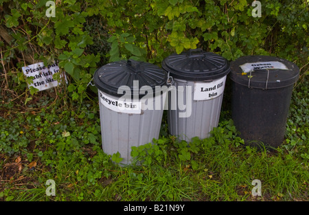Recycling-Behälter außerhalb St. Michaels Kirche Garway Herefordshire England UK Stockfoto