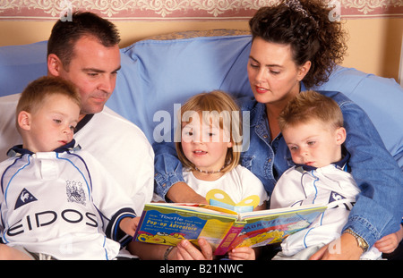 Mutter und Vater lesen Geschichte Zwillingen und Tochter Stockfoto