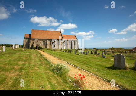 Das Dorf Kirche Allerheiligen an einem Sommertag im Mundesley Stockfoto