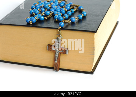 Bibel und Rosenkranz Stockfoto