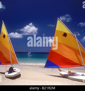 Grenada - bunte Segelboote am Grand Anse Strand Stockfoto